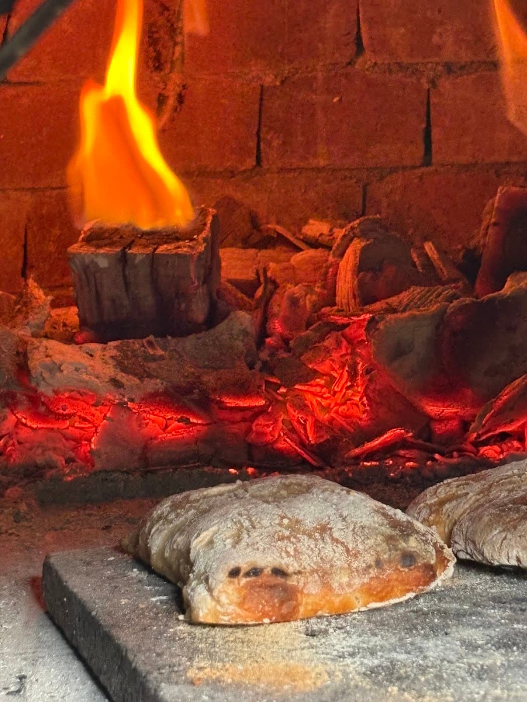 Pan horneándose en el horno de leña