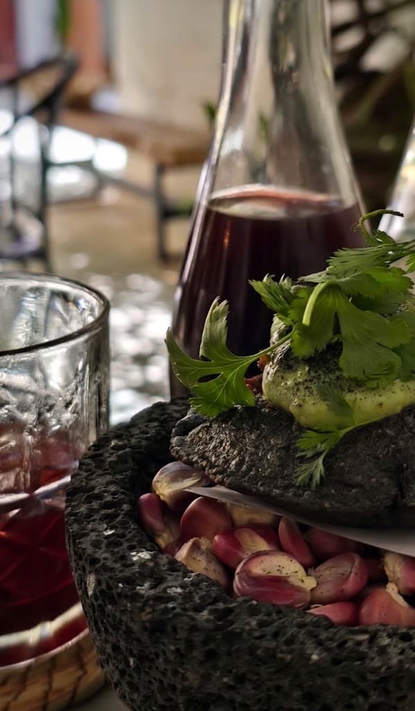 Molcajete y mesa servida